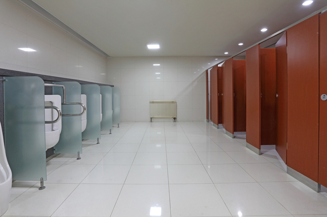 toilet-cubicles-and-toilet-partitions10.jpg